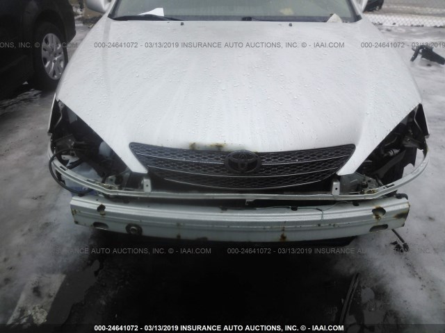 JTDBE32KX40249714 - 2004 TOYOTA CAMRY LE/XLE Күміс фото 6