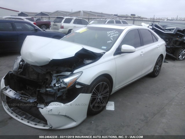 4T1BF1FK2GU178724 - 2016 TOYOTA CAMRY LE/XLE/SE/XSE WHITE photo 2