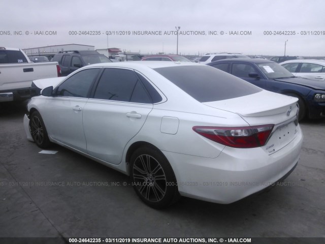 4T1BF1FK2GU178724 - 2016 TOYOTA CAMRY LE/XLE/SE/XSE WHITE photo 3