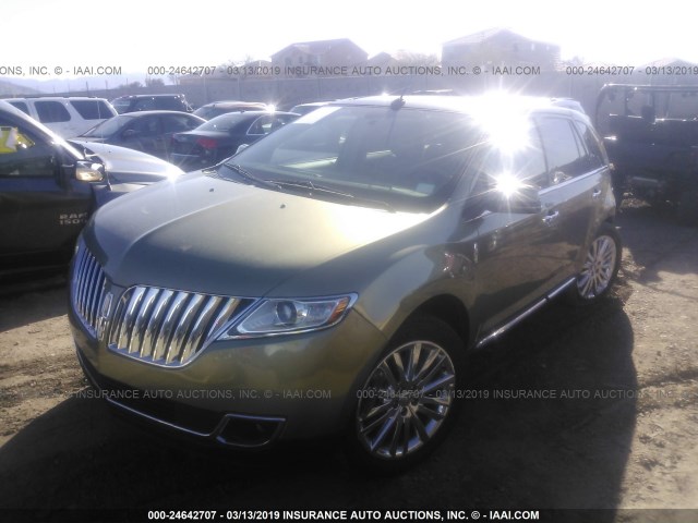 2LMDJ6JK8DBL05865 - 2013 LINCOLN MKX GREEN photo 2