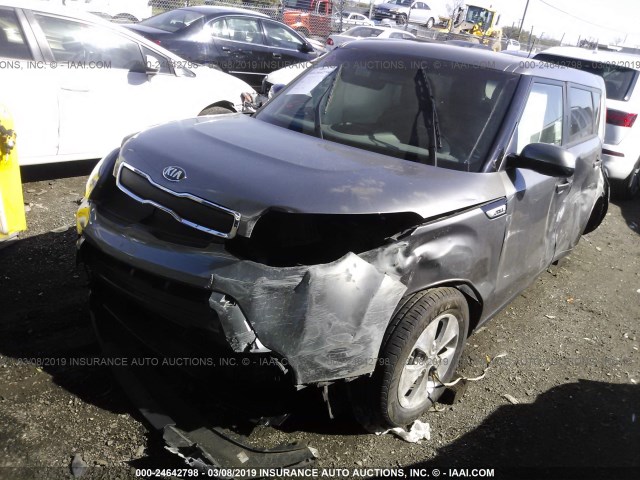 KNDJN2A21G7319670 - 2016 KIA SOUL ნაცრისფერი ფოტო 2