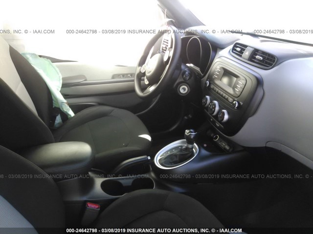 KNDJN2A21G7319670 - 2016 KIA SOUL ნაცრისფერი ფოტო 5