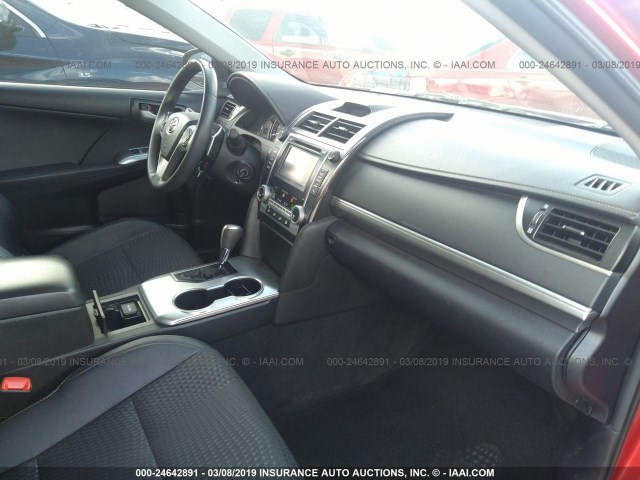 4T1BF1FK5EU812718 - 2014 TOYOTA CAMRY L/SE/LE/XLE Qırmızı foto 5