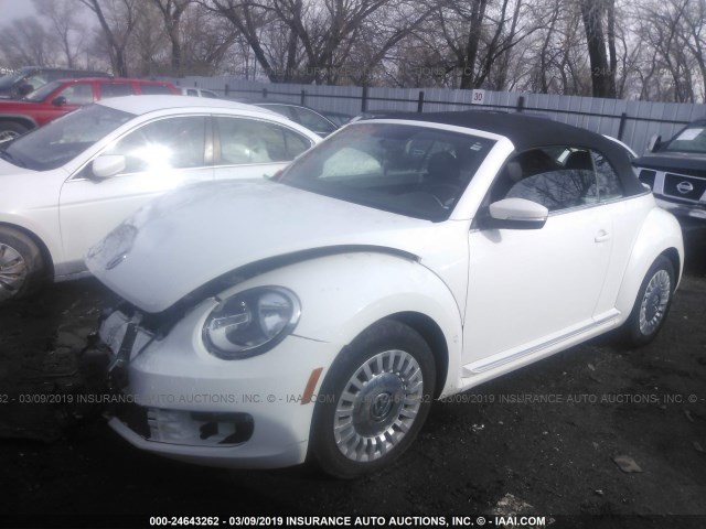 3VW5X7AT1DM802575 - 2013 VOLKSWAGEN BEETLE WHITE photo 2