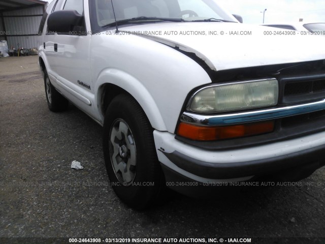 1GNDT13X04K140185 - 2004 CHEVROLET BLAZER WHITE photo 6