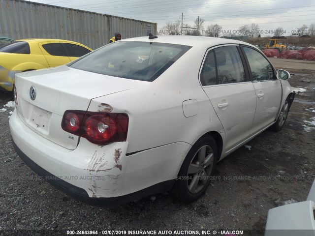 3VWRZ71K68M015484 - 2008 VOLKSWAGEN JETTA SE/SEL WHITE photo 4