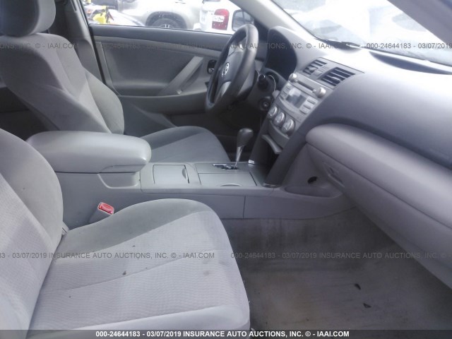 4T1BF3EK0BU159899 - 2011 TOYOTA CAMRY SE/LE/XLE 灰色 照片 5