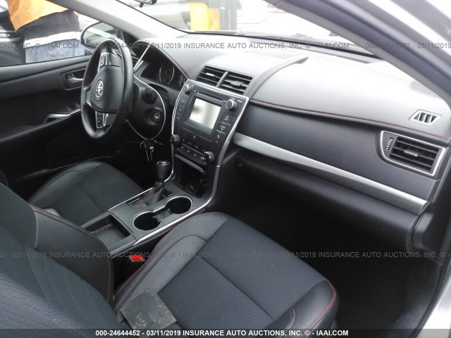 4T1BF1FK8GU261252 - 2016 TOYOTA CAMRY LE/XLE/SE/XSE 银色 照片 5