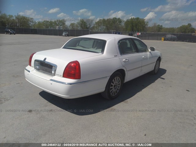 1LNHM81W55Y619528 - 2005 LINCOLN TOWN CAR WHITE photo 4