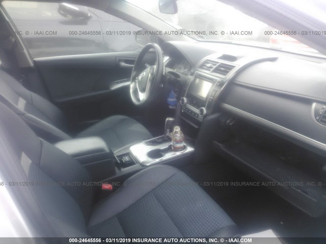 4T1BF1FK5EU442418 - 2014 TOYOTA CAMRY L/SE/LE/XLE 银色 照片 5