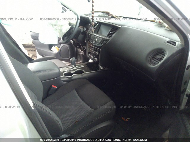 5N1DR2MN4JC657890 - 2018 NISSAN PATHFINDER S/SV/SL/PLATINUM SILVER photo 5