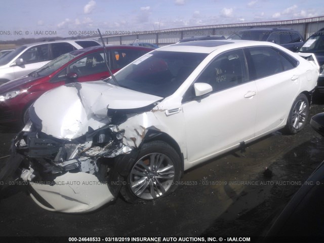 4T1BF1FK8FU107378 - 2015 TOYOTA CAMRY LE/XLE/SE/XSE WHITE photo 2
