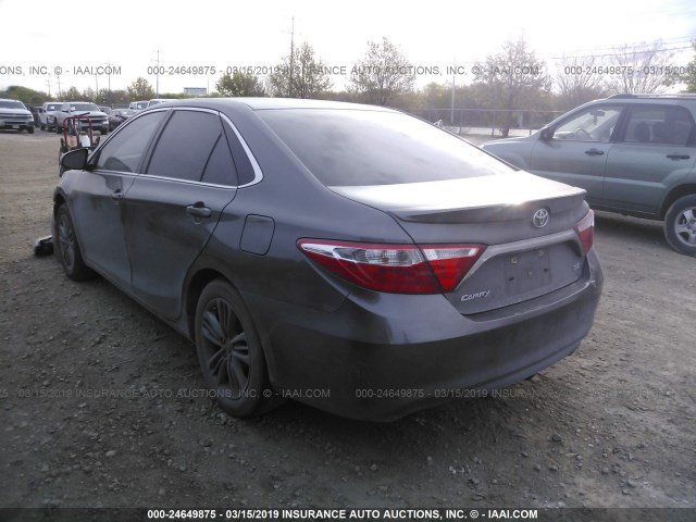 4T1BF1FK3GU222231 - 2016 TOYOTA CAMRY LE/XLE/SE/XSE ნაცრისფერი ფოტო 3