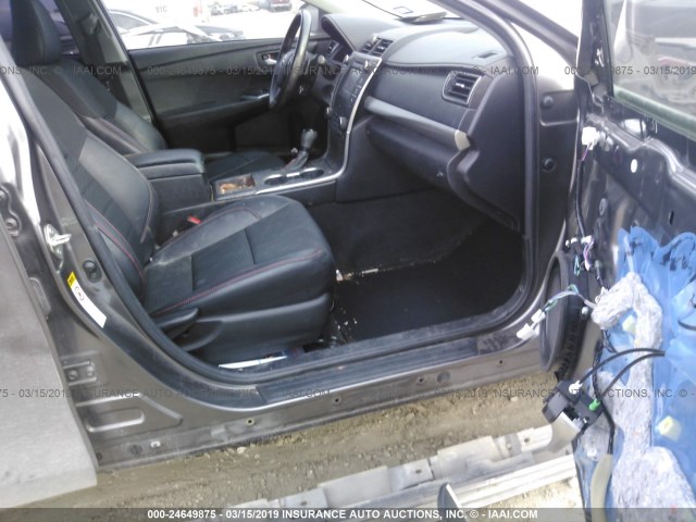 4T1BF1FK3GU222231 - 2016 TOYOTA CAMRY LE/XLE/SE/XSE ნაცრისფერი ფოტო 5