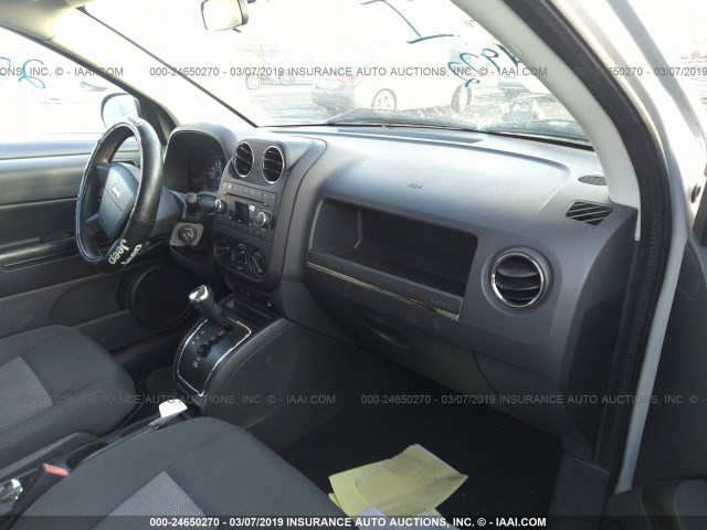 1J4FF47B39D217940 - 2009 JEEP COMPASS SPORT SILVER photo 5