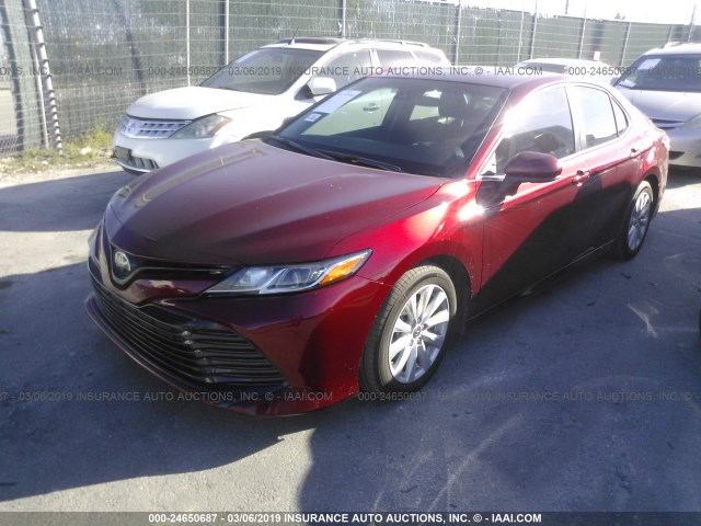4T1B11HK8JU567418 - 2018 TOYOTA CAMRY L/LE/XLE/SE/XSE RED photo 2