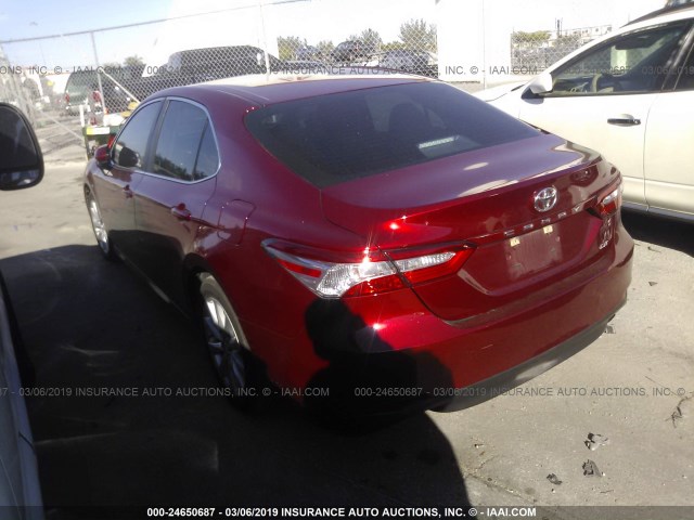 4T1B11HK8JU567418 - 2018 TOYOTA CAMRY L/LE/XLE/SE/XSE RED photo 3
