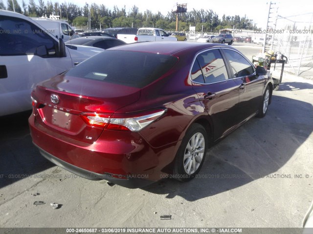4T1B11HK8JU567418 - 2018 TOYOTA CAMRY L/LE/XLE/SE/XSE RED photo 4