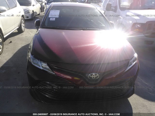 4T1B11HK8JU567418 - 2018 TOYOTA CAMRY L/LE/XLE/SE/XSE RED photo 6