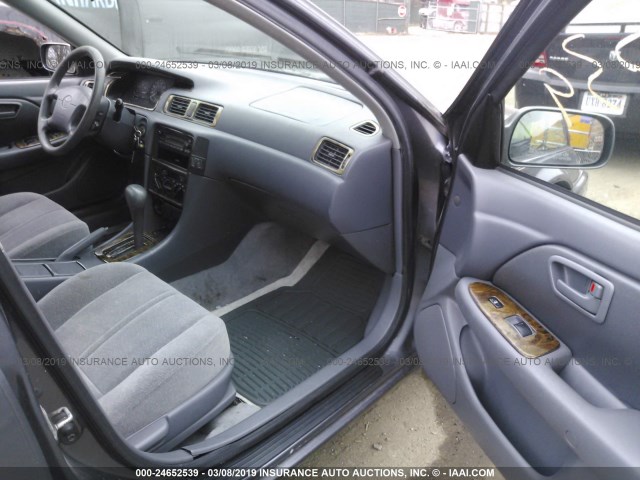 JT2BG22K4W0202470 - 1998 TOYOTA CAMRY CE/LE/XLE 灰色 照片 5