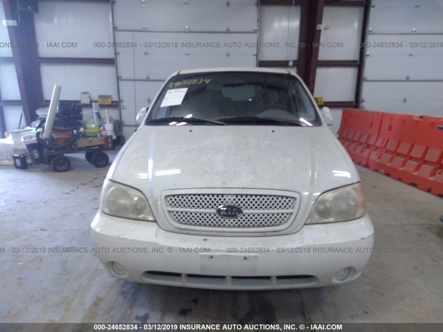 KNDUP131X46586328 - 2004 KIA SEDONA EX/LX WHITE photo 6