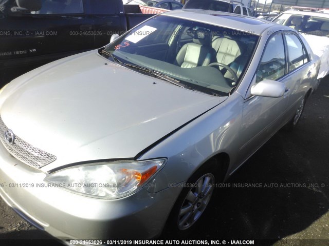 JTDBF30K120051701 - 2002 TOYOTA CAMRY LE/XLE/SE SILVER photo 2