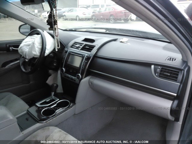 4T4BF1FK9CR178929 - 2012 TOYOTA CAMRY SE/LE/XLE GRAY photo 5