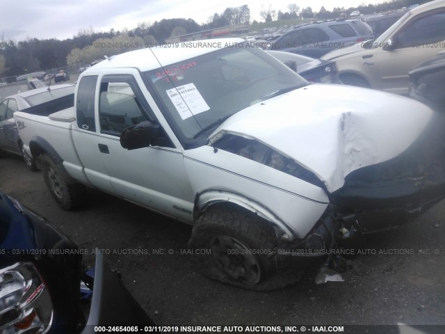 1GCCT19W228188364 - 2002 CHEVROLET S TRUCK S10 WHITE photo 1