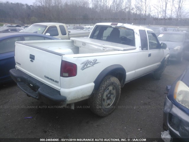 1GCCT19W228188364 - 2002 CHEVROLET S TRUCK S10 WHITE photo 4