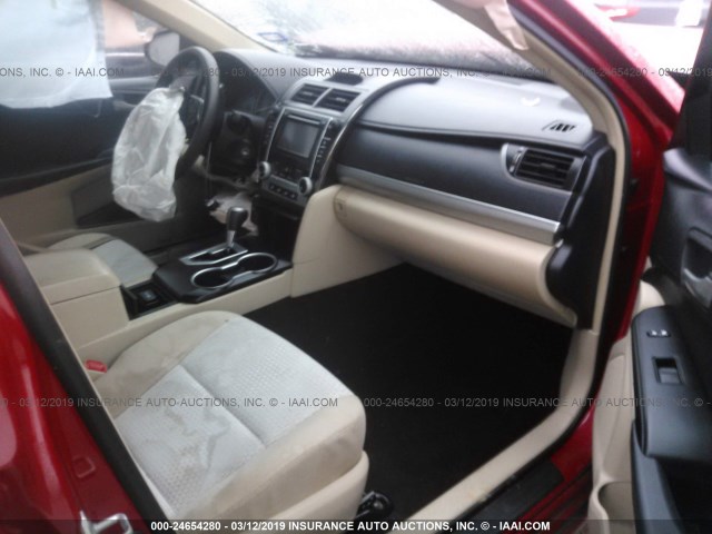 4T4BF1FK2CR195796 - 2012 TOYOTA CAMRY SE/LE/XLE RED photo 5