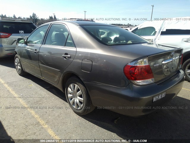 4T1BE32K35U557393 - 2005 TOYOTA CAMRY LE/XLE/SE GRAY photo 3