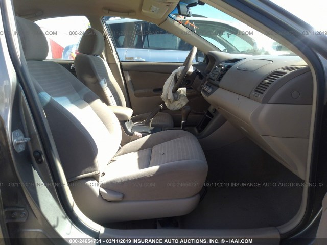 4T1BE32K35U557393 - 2005 TOYOTA CAMRY LE/XLE/SE GRAY photo 5