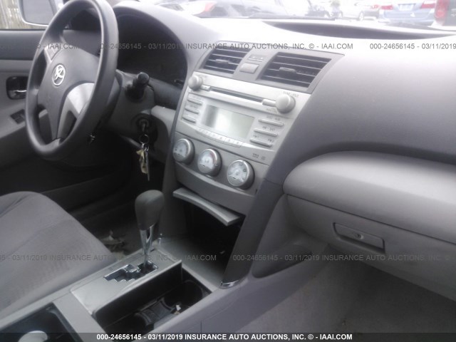 4T1BF3EK0BU189212 - 2011 TOYOTA CAMRY SE/LE/XLE SILVER photo 5