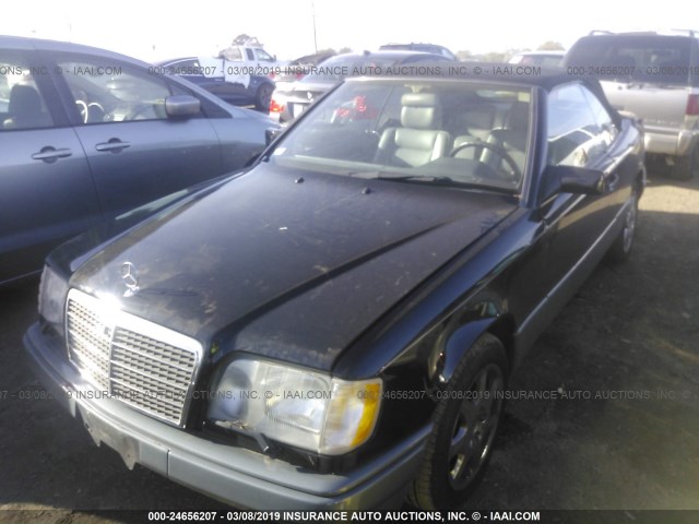 WDBEA66EXSC275450 - 1995 MERCEDES-BENZ E 320 BLACK photo 2