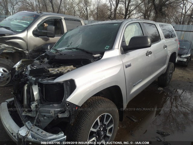 5TFDY5F10JX697203 - 2018 TOYOTA TUNDRA CREWMAX SR5 SILVER photo 2