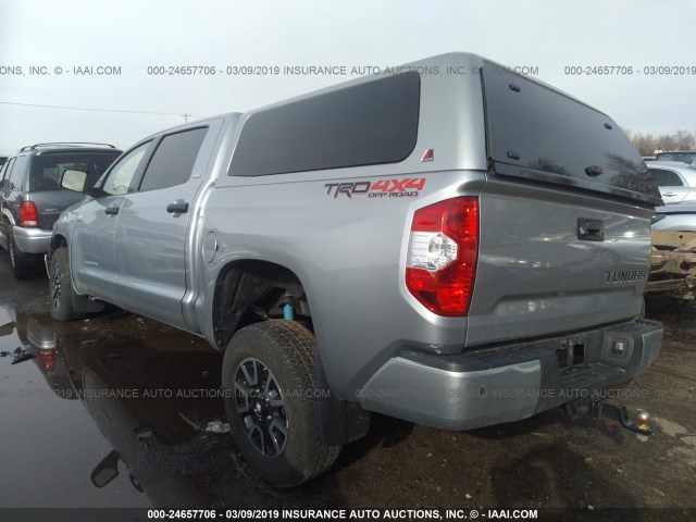 5TFDY5F10JX697203 - 2018 TOYOTA TUNDRA CREWMAX SR5 SILVER photo 3