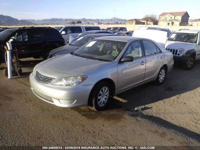 4T1BE32K45U024081 - 2005 TOYOTA CAMRY LE/XLE/SE SILVER photo 2