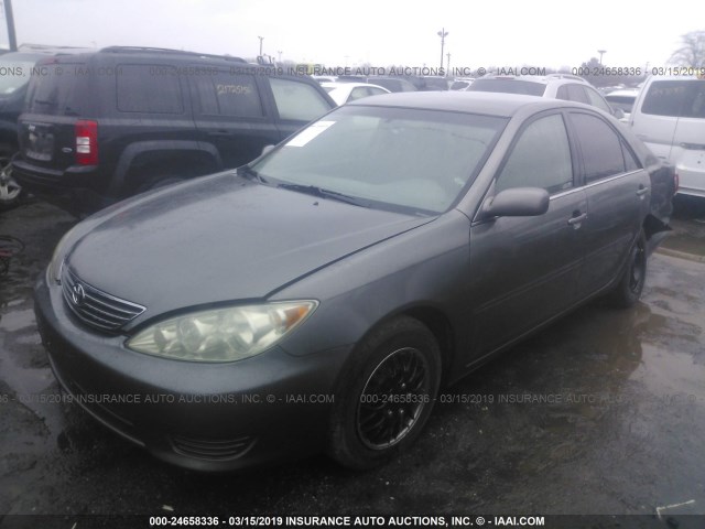 4T1BE32KX5U552823 - 2005 TOYOTA CAMRY LE/XLE/SE GRAY photo 2