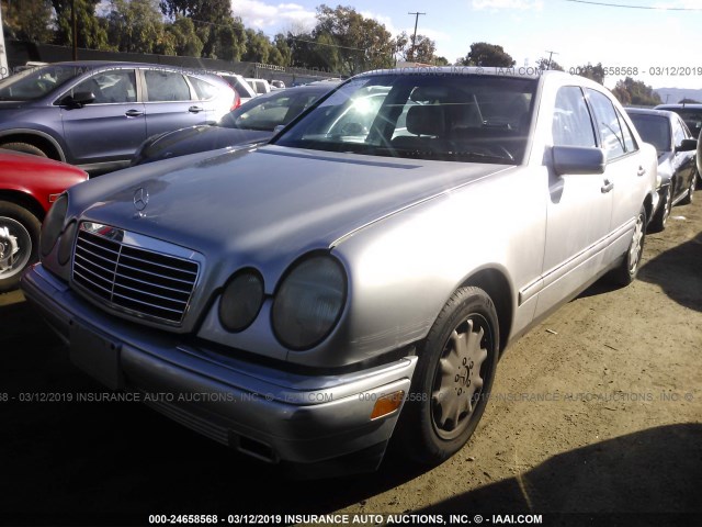 WDBJF65FXWA688626 - 1998 MERCEDES-BENZ E 320 SILVER photo 2