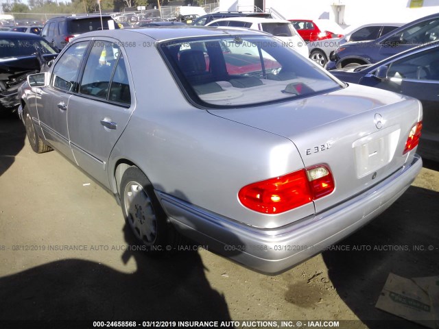 WDBJF65FXWA688626 - 1998 MERCEDES-BENZ E 320 SILVER photo 3