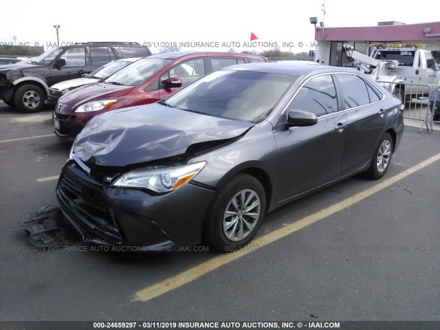 4T1BF1FK1GU146301 - 2016 TOYOTA CAMRY LE/XLE/SE/XSE GRAY photo 2