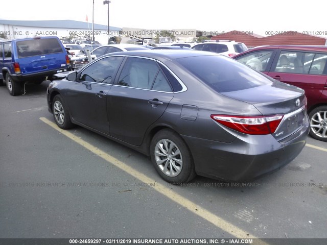 4T1BF1FK1GU146301 - 2016 TOYOTA CAMRY LE/XLE/SE/XSE GRAY photo 3