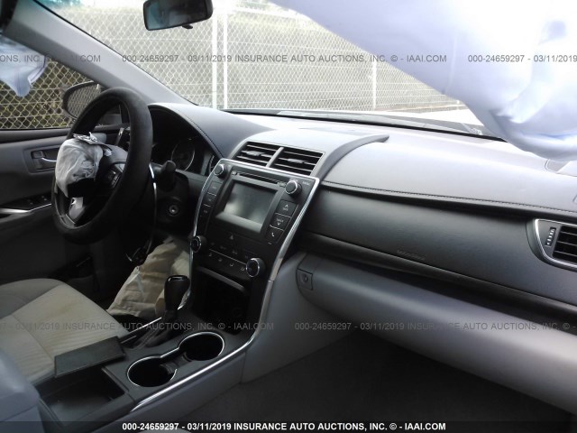 4T1BF1FK1GU146301 - 2016 TOYOTA CAMRY LE/XLE/SE/XSE GRAY photo 5