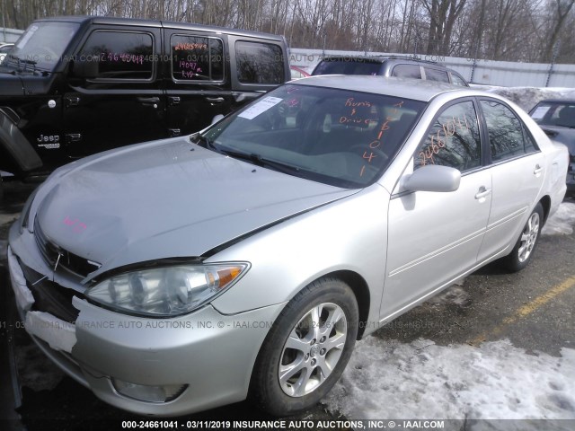 4T1BE32K35U992981 - 2005 TOYOTA CAMRY LE/XLE/SE SILVER photo 2