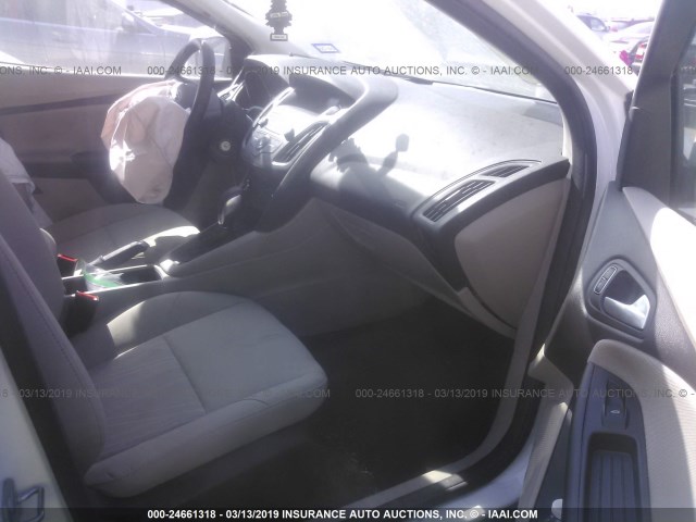 1FADP3K28JL222806 - 2018 FORD FOCUS SE Սպիտակ լուսանկար 5