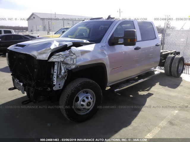 1GD42VCY0JF250908 - 2018 GMC SIERRA SILVER photo 2