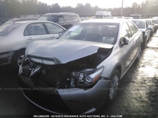4T1BF1FK3GU171572 - 2016 TOYOTA CAMRY LE/XLE/SE/XSE ვერცხლისფერი ფოტო 2