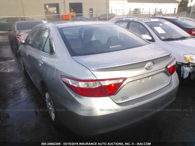 4T1BF1FK3GU171572 - 2016 TOYOTA CAMRY LE/XLE/SE/XSE ვერცხლისფერი ფოტო 3