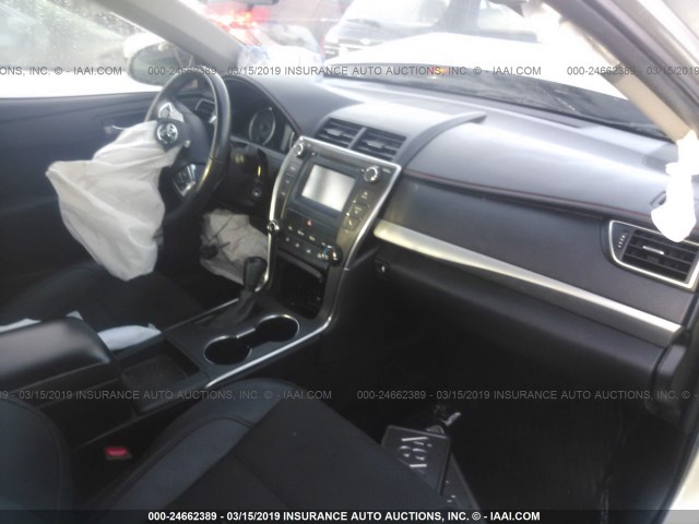 4T1BF1FK3GU171572 - 2016 TOYOTA CAMRY LE/XLE/SE/XSE ვერცხლისფერი ფოტო 5