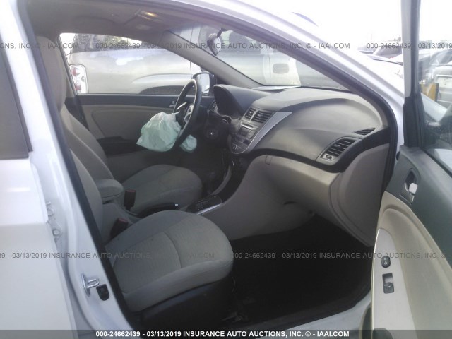 KMHCT4AEXGU161640 - 2016 HYUNDAI ACCENT SE WHITE photo 5